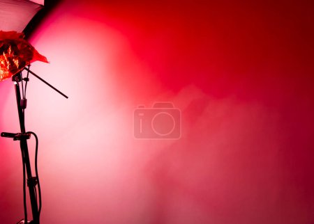 Téléchargez les photos : Lumière de caméra rouge en studio - en image libre de droit