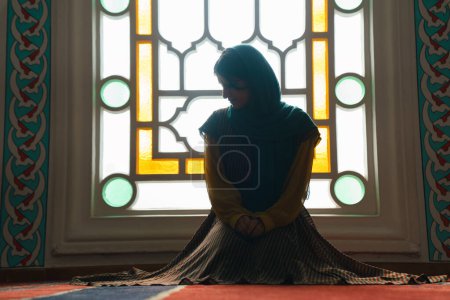Muslimische Frau mit Kopftuch und Hijab in der Moschee..