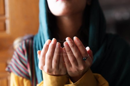 Téléchargez les photos : Femme musulmane en foulard et hijab prie avec ses mains en l'air dans la mosquée.
. - en image libre de droit