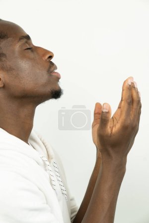 Foto de Joven negro rezando. fondo blanco aislado - Imagen libre de derechos
