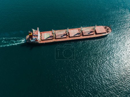 Foto de Vista superior aérea Contenedor buque contenedor de carga completa en el mar verde con hermoso patrón de olas para la logística, envío, exportación de importación o transporte. - Imagen libre de derechos