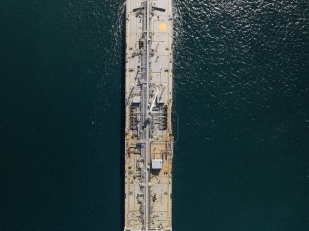 Téléchargez les photos : Vue aérienne du navire de fret avec conteneurs de fret - en image libre de droit