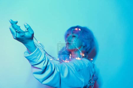 Téléchargez les photos : Jeune femme avec des lumières colorées en studio tourné - en image libre de droit