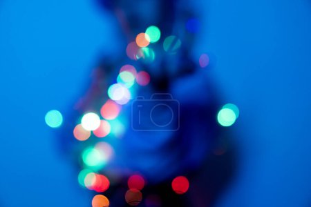 Téléchargez les photos : Femme avec des lumières colorées en studio tourné - en image libre de droit