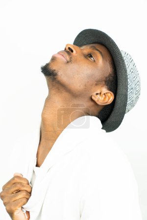 Téléchargez les photos : Portrait d'un jeune homme afro-américain coiffé d'un chapeau sur fond blanc - en image libre de droit