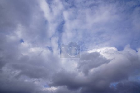 Téléchargez les photos : Nuages de pluie foncés. Ciel nuageux orageux - en image libre de droit