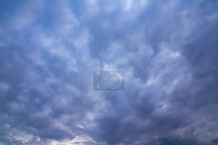 Téléchargez les photos : Nuages de pluie foncés. Ciel nuageux orageux - en image libre de droit