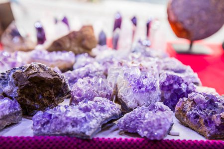Foto de Fotograma completo de cristales de amatista púrpura - Imagen libre de derechos