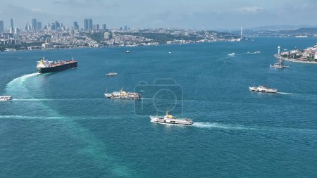 Téléchargez les photos : Vue aérienne du navire de fret avec conteneurs de fret. cargo commercial international - en image libre de droit
