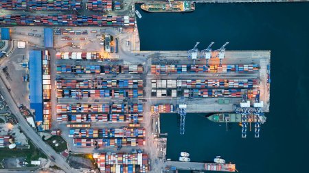 Téléchargez les photos : Navire porte-conteneurs amarré au port vu d'en haut - en image libre de droit