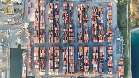 Foto de ISTANBUL - 17 DE JUNIO DE 2023: Puerto aéreo de Long Beach Container Yard - Imagen libre de derechos