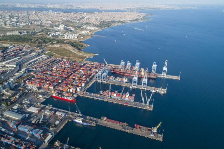 Foto de ISTANBUL - 17 DE JUNIO DE 2023: Puerto aéreo de Long Beach Container Yard - Imagen libre de derechos
