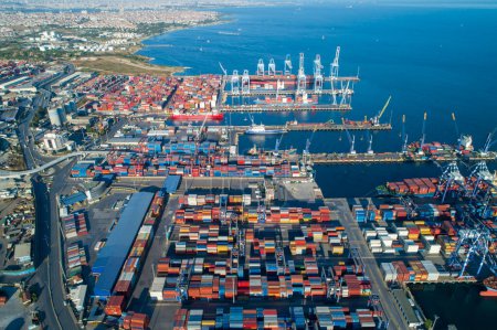 Téléchargez les photos : ISTANBUL - 17 JUIN 2023 : Chantier à conteneurs du port de Long Beach - en image libre de droit
