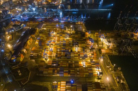 Téléchargez les photos : ISTANBUL - 17 JUIN 2023 : Chantier à conteneurs du port de Long Beach - en image libre de droit