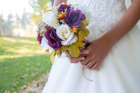Téléchargez les photos : Mariée tenant bouquet de mariage de fleurs. Mariée avec bouquet de mariage - en image libre de droit