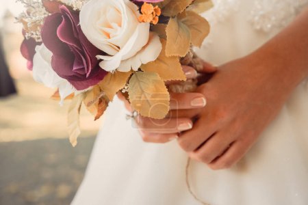 Téléchargez les photos : Mariée tenant bouquet de mariage de fleurs. Mariée avec bouquet de mariage - en image libre de droit