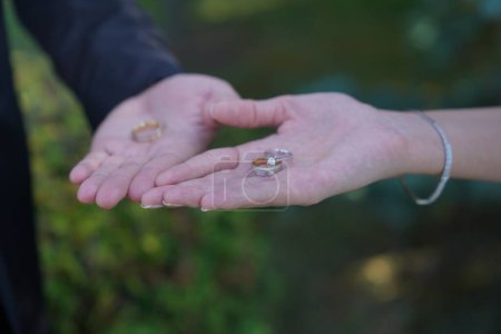 Foto de Novia y novio mostrando anillos de boda - Imagen libre de derechos