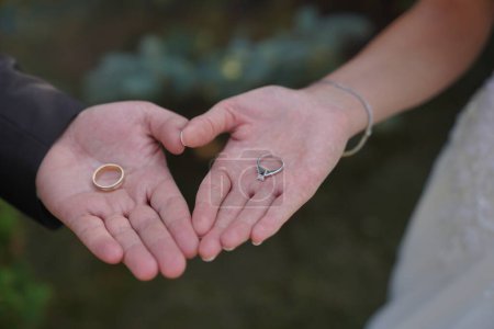 Téléchargez les photos : Mariée et marié montrant des alliances - en image libre de droit