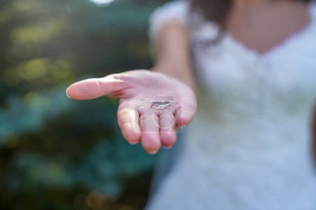Foto de Novia sosteniendo un anillo de boda - Imagen libre de derechos