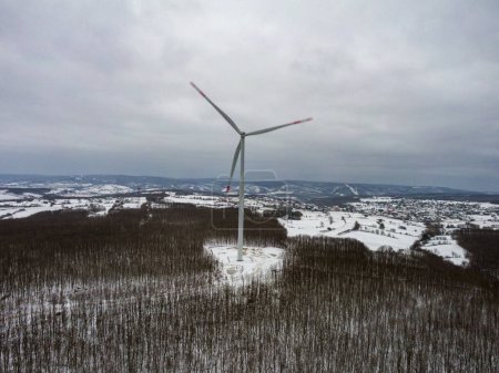 Foto de Turbina eólica fuente de energía renovable con campo en primer plano - Imagen libre de derechos