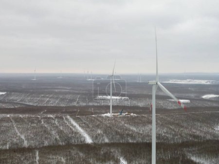 Téléchargez les photos : Eoliennes sources d'énergie renouvelables avec champ au premier plan - en image libre de droit