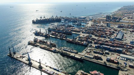 Téléchargez les photos : Navire porte-conteneurs amarré au port vu d'en haut - en image libre de droit