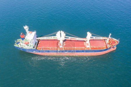 Téléchargez les photos : Vue aérienne du navire de fret avec conteneurs de fret. - en image libre de droit