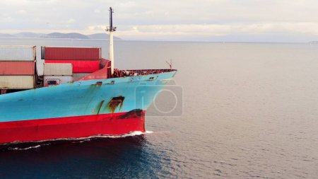 Téléchargez les photos : Vue aérienne du navire de fret avec conteneurs de fret. - en image libre de droit