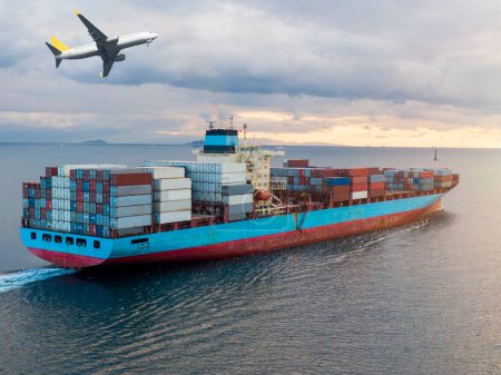Téléchargez les photos : Logistique et transport de conteneurs cargo et avion cargo avec pont-grue de travail dans le chantier naval à l'aube, l'exportation logistique d'importation et le contexte de l'industrie du transport - en image libre de droit