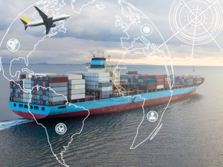 Téléchargez les photos : Logistique et transport de conteneurs cargo et avion cargo avec pont-grue de travail dans le chantier naval à l'aube, l'exportation logistique d'importation et le contexte de l'industrie du transport - en image libre de droit