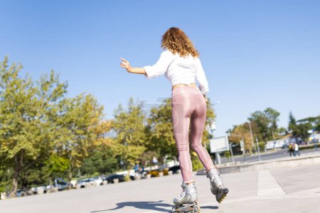 Téléchargez les photos : Jeune femme patin à roues alignées dans un parc - en image libre de droit