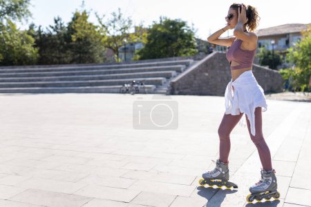 Téléchargez les photos : Jeune femme patin à roues alignées dans un parc - en image libre de droit