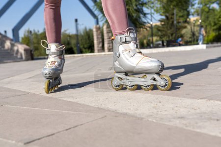 Foto de Primer plano de las piernas de la mujer con patines en línea - Imagen libre de derechos