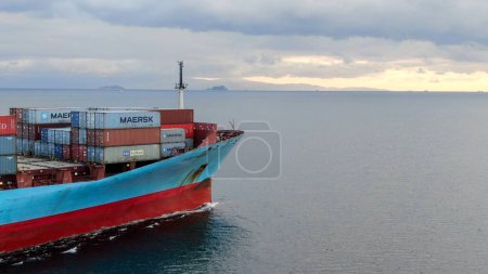 Foto de Estambul, Turquía Jan 19, 2021: Vista aérea del buque de carga con contenedores de carga. - Imagen libre de derechos