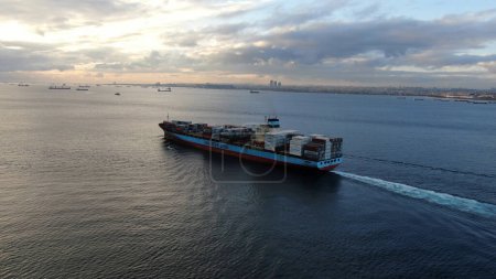 Foto de Estambul, Turquía 22 DE NOVIEMBRE DE 2020: Vista aérea del buque de carga con contenedores de carga. - Imagen libre de derechos