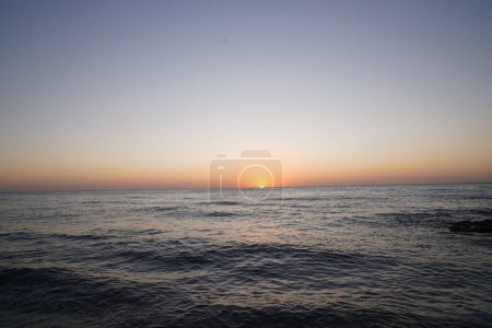 Téléchargez les photos : Les vagues de l'océan s'écrasent au coucher du soleil du Pacifique - en image libre de droit