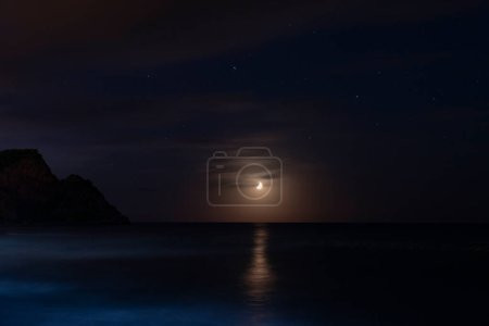 Téléchargez les photos : Lune sur le ciel nocturne sombre sur la mer - en image libre de droit
