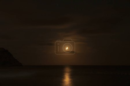 Téléchargez les photos : Lune sur le ciel nocturne sombre sur la mer - en image libre de droit
