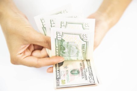 Foto de Dinero en las manos. Mujer irreconocible contando billetes de dólar - Imagen libre de derechos