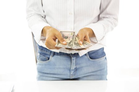 Téléchargez les photos : De l'argent entre les mains. Femme méconnaissable comptant les billets en dollars américains - en image libre de droit