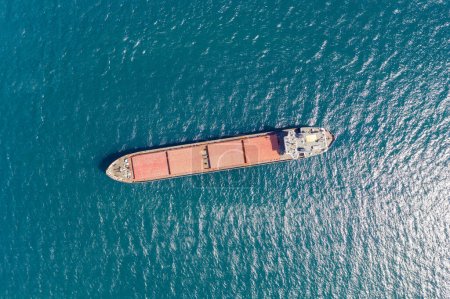 Téléchargez les photos : Vue aérienne du navire de fret avec conteneurs de fret - en image libre de droit