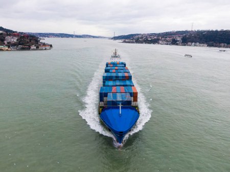 Foto de Vista aérea del buque de carga con contenedores de carga - Imagen libre de derechos
