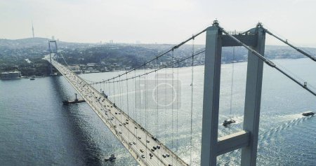 Téléchargez les photos : Le pont Osmangazi traverse le golfe d'Izmit à Dilovasi, en Turquie, - en image libre de droit
