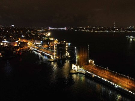 Téléchargez les photos : Pont du Palais la nuit, Sankt-Petersburg - en image libre de droit