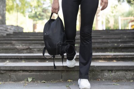 Téléchargez les photos : Section basse de coureuse se préparant pour le jogging en milieu urbain - en image libre de droit