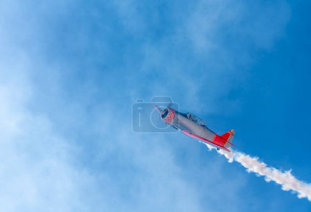 Téléchargez les photos : Avions effectuant de la voltige au salon de l'aéronautique - en image libre de droit