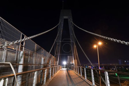 Téléchargez les photos : Vue du pont la nuit - en image libre de droit