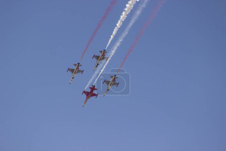 Foto de Aeronaves que realizan acrobacias en el airshow - Imagen libre de derechos