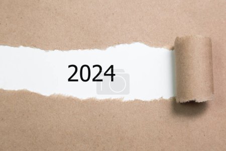 Téléchargez les photos : 2024 ans à l'intérieur de papier brun déchiré - en image libre de droit