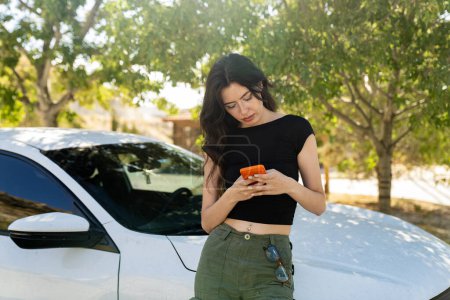 Téléchargez les photos : Jeune femme appeler d'autres avec la réparation de la voiture - en image libre de droit